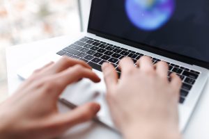 Problemer med MacBook butterfly tastatur